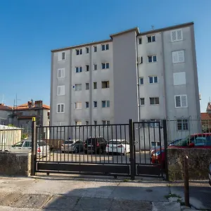 https://apartman-izis-centar-with-garage.pula-hotels.org